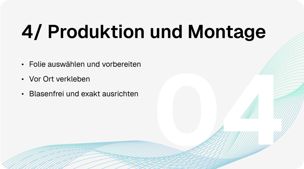 Schaufensterbeschriftung-Prozess Schritt 4: Produktion und Montage mit Folienauswahl, Vorbereitung, blasenfreier Verklebung und exakter Ausrichtung vor Ort.