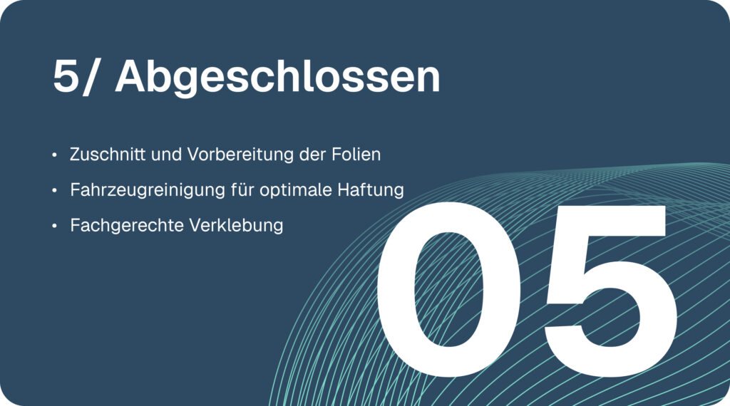 Fahrzeugbeschriftung-Prozess Schritt 5: Projektabschluss mit Zuschnitt und Vorbereitung der Folien, Fahrzeugreinigung für optimale Haftung und fachgerechter Verklebung.
