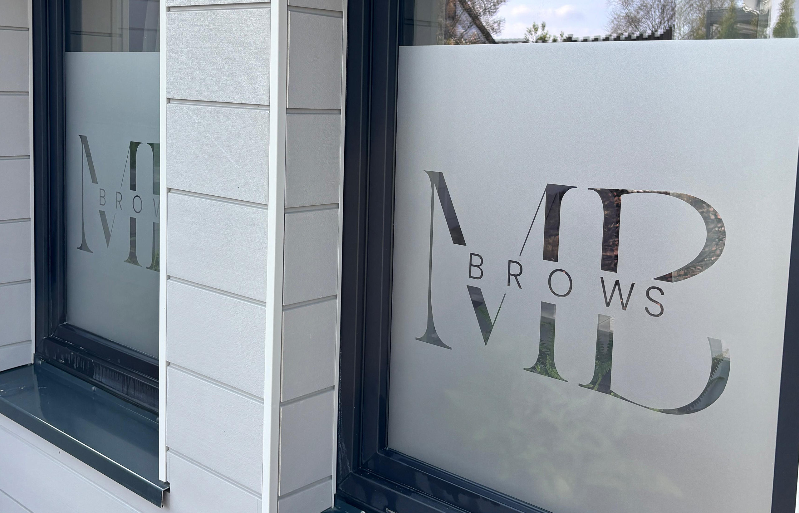Referenzbild - Schaufensterbeschriftung für MB Brows by Miriam Berger