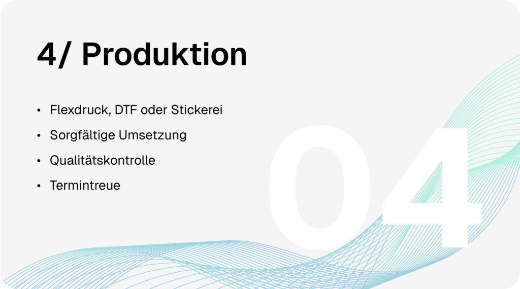 Textildruck-Prozess Schritt 4: Produktion mit Flexdruck, DTF oder Stickerei, sorgfältige Umsetzung, Qualitätskontrolle und termingerechte Lieferung.